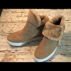 Wedge tan boots